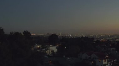 Hollywood Tepeleri üzerinde, Los Angeles şehir merkezi manzaralı., 