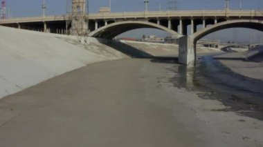 Los Angeles, Kaliforniya 'daki Los Angeles Nehri köprüsünün altında, Gün Işığı 