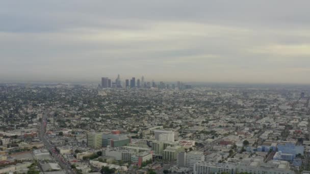 AERIAL: Flyg över Los Angeles, Kalifornien med Skyline i bakgrunden, Molnigt i dagsljus, — Stockvideo