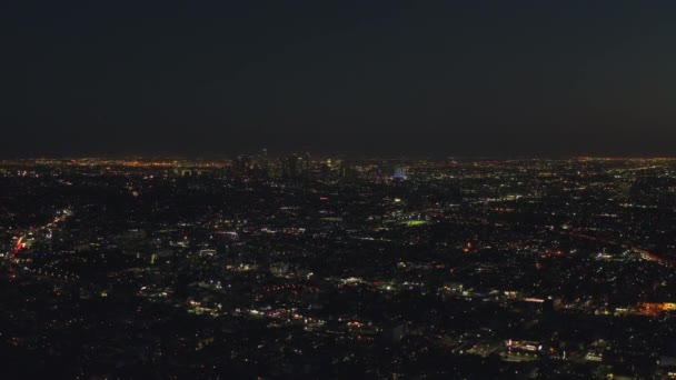AERIAL: Los Ángeles de noche con vista al centro de Los Ángeles, Citylights — Vídeos de Stock