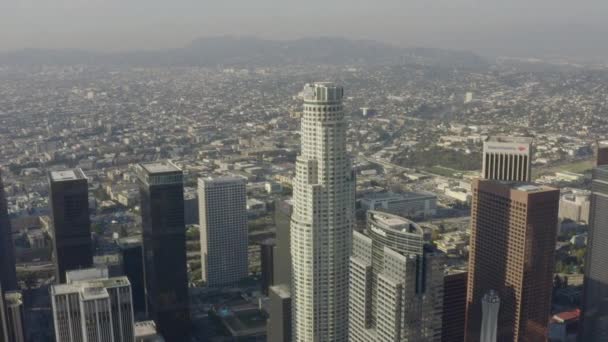AERIAL: Brede opname van US Bank Skyscraper Top, Heli Pad in het centrum van Los Angeles, Californië met prachtig zonlicht, blauwe lucht, — Stockvideo