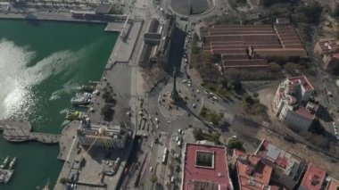 İspanya 'nın Barselona kentindeki Kolomb Anıtı üzerinde Güzel Güneşli Gün' de Palmiye Ağaçlarıyla Yavaş Uçuş 