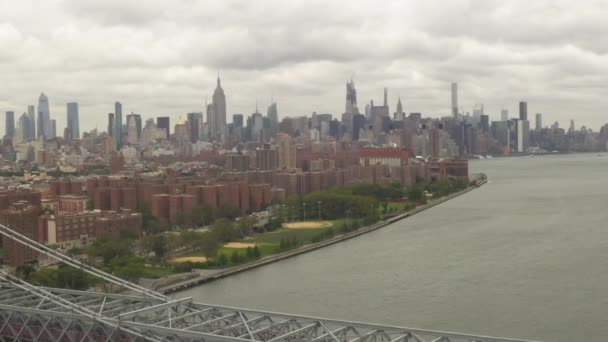 Bulutlu bir günde Williamsburg Köprüsü 'nden Empire State Binası' na uçuş. — Stok video