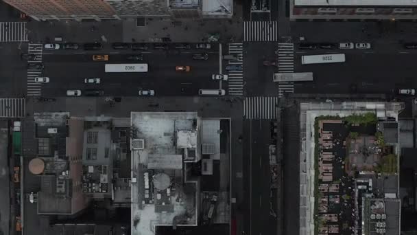 AERIAL: Birds Perspective flight over Manhattanニューヨークの忙しい街路灯壮大な夕暮れ — ストック動画