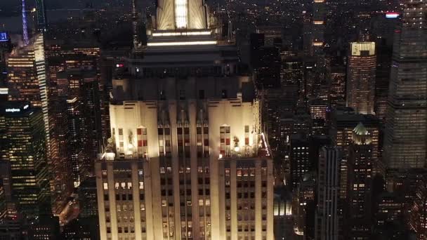 Vliegen boven verlichtte parallelle wegen en knooppunten, residentiële flatgebouwen en kantoorgebouwen in Midtown Manhattan, New York City 's nachts. Wegeninfrastructuur in metropool — Stockvideo