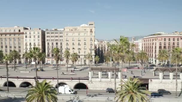 Mieszkanie w Barcelonie Budynki przy wodzie z palmami i wiatrem wiejącym w piękny słoneczny dzień — Wideo stockowe
