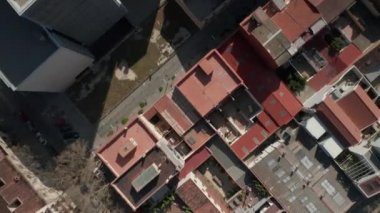 Barcelona, İspanya 'nın Güneş Işığında Çatıları' nda trafik varken İHA 'yı kapat. 