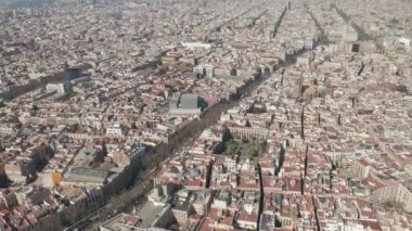 İspanya 'nın Barselona kentindeki La Rambla Caddesi' ne Sunny Winter Day 'de bakın. 