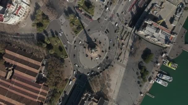 AERIAL: Overhead Shot of Columbus Monument Roundabout w Barcelonie, Hiszpania z ruchliwym ruchem samochodowym w słoneczny dzień — Wideo stockowe