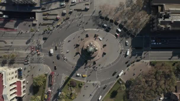AERIAL: Накладные расходы на съёмку монумента Колумбу в Барселоне, Испания с оживленным автомобильным движением в солнечный день — стоковое видео