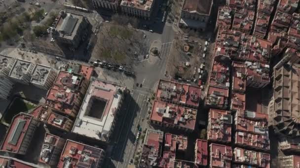 AERIAL: Tiro de aviones no tripulados de Barcelona de bloques típicos de la ciudad a la luz del sol con tráfico urbano — Vídeos de Stock