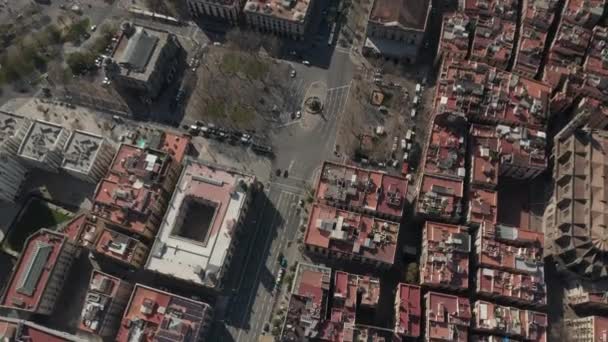 AERIAL: Barcelona Overhead Drone shot van typische stadsblokken in mooi zonlicht met stadsverkeer — Stockvideo