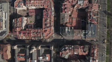 Tipik Şehir Bloklarının Şehir Trafiğiyle Güzel Gün Işığında Barselona İHA Çekimi 