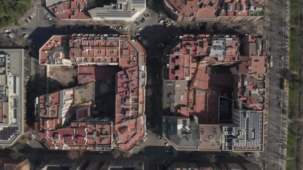 空気:バルセロナ都市交通と美しい日差しの中で典型的な都市ブロックのオーバーヘッドドローンショット — ストック動画