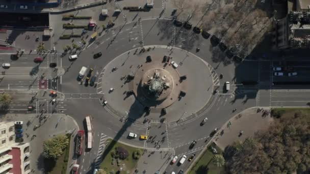 AERIALE: Girata aerea di Columbus Monument Roundabout a Barcellona, Spagna con traffico automobilistico occupato nella giornata soleggiata — Video Stock