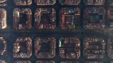 İspanya 'nın Barselona kentindeki Tipik Şehir Bloklarının Güzel Güneş Işığında İnsansız Hava Aracı Çekimi 