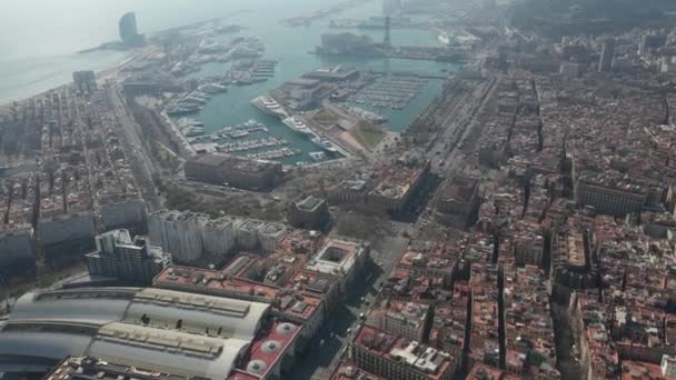 AERIAL: Barcelona Drone largo tiro da cidade para o belo oceano azul e baía — Vídeo de Stock