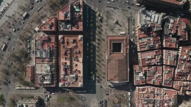 AERIAL: Barcelona Overhead Drone Shot tipikus városi blokkok gyönyörű napfény városi forgalom — Stock videók