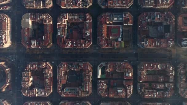 AERIAL: Inyección aérea de drones de bloques de ciudades típicas en Barcelona, España a la luz del sol — Vídeos de Stock