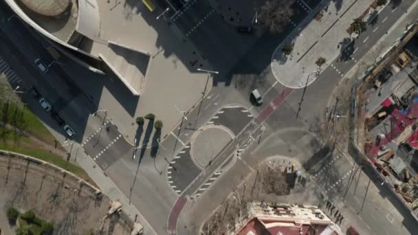 AERIAL: Close Overhead Drone Shot van Barcelona, Spanje Daken in het zonlicht met verkeer op straat — Stockvideo