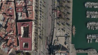 Güneşli bir günde İspanya 'nın Barselona körfezi boyunca teknelerle çekim yaptık. 