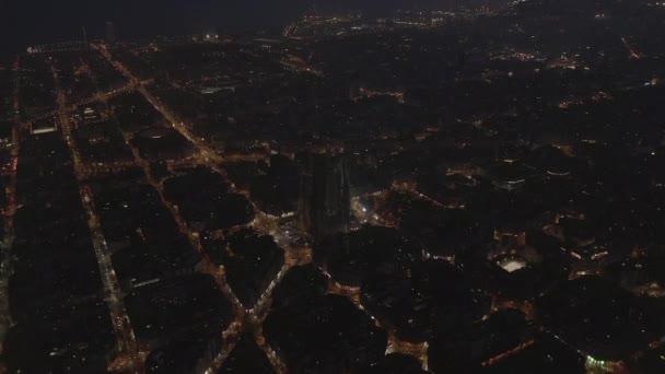 AERIAL: Amplio plano de La Sagrada Familia en la noche brillando en la hermosa Barcelona, España — Vídeos de Stock