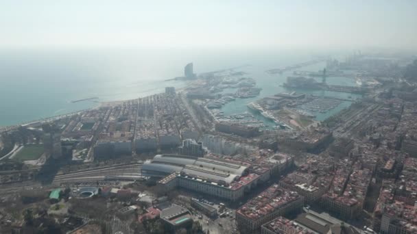 AERIAL: Lanzamiento de un avión no tripulado de Barcelona hacia el hermoso océano azul y la bahía — Vídeos de Stock