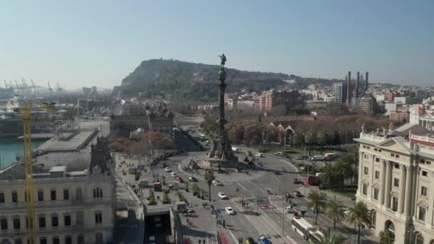 AEREO: Volo lento verso Columbus Monument a Barcellona, Spagna con palme in una bella giornata di sole — Video Stock