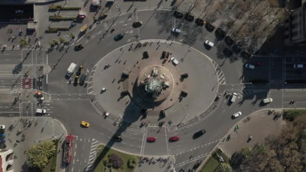 AERIAL: Rotonda del Monumento a Colón en Barcelona, España con tráfico de coches congestionados en el día soleado — Vídeos de Stock