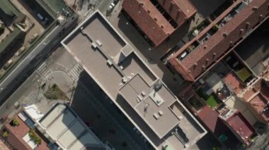 Barcelona, İspanya 'nın Güneş Işığında Çatıları' nda trafik varken İHA 'yı kapat. 