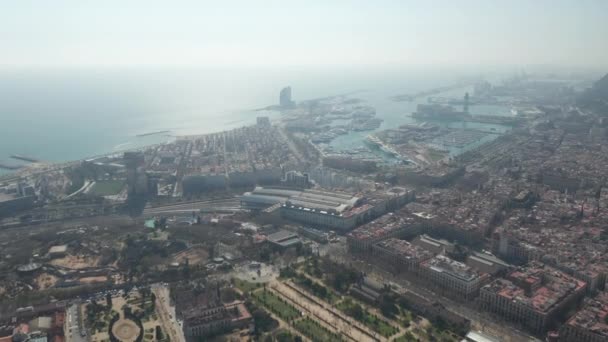 AERIAL: Barcelona Wide Drone shot of City Towards Beautiful Blue Ocean and Bay — 비디오