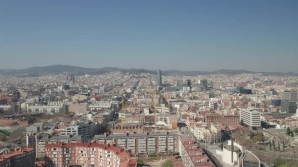 AERIAL: Vuelo en avión no tripulado sobre la playa de Barcelona en un hermoso día soleado con cielo azul — Vídeo de stock