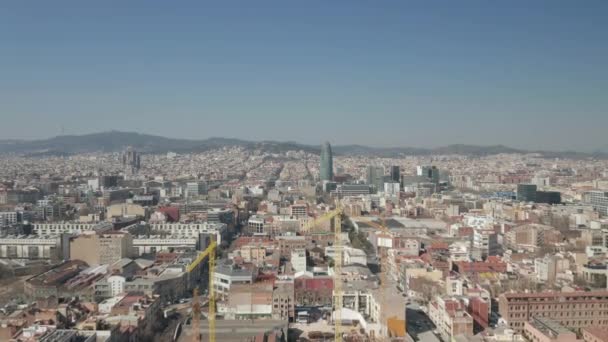 AERIAL: Barcelona Wide Drone shot van de stad naar het centrum met La Sagrada Familia en Torre Glories, Torre Agbar — Stockvideo