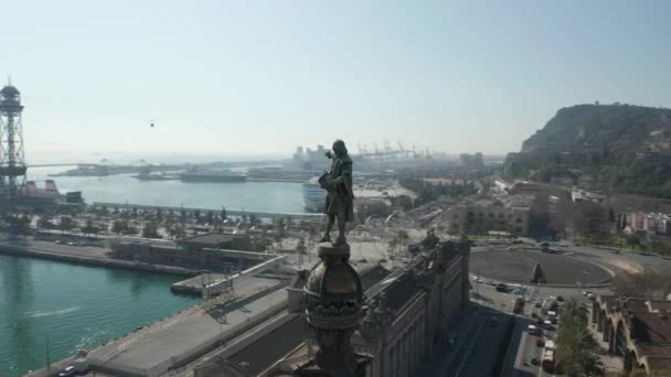 AERIAL: Närbild Cirkling Columbus Monument i Barcelona, Spanien på vackra soliga dagen — Stockvideo
