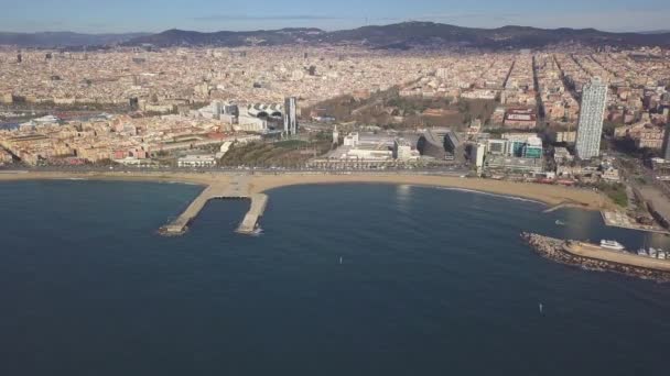 AERIAL: Over het strand van Barcelona, Blauwe lucht, zomer, zonnig — Stockvideo