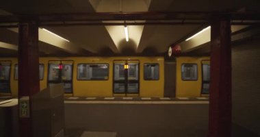 COVID 19 Corona Virüsü sırasında Berlin, Almanya 'da Yolcu Olmaksızın Metro İstasyonu' na giriyor. 