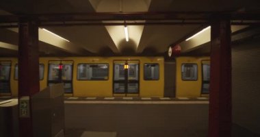 COVID 19 Corona Virüsü sırasında Alman, Berlin 'deki İstasyona İnsansız Yolcu ile Giden Metro 