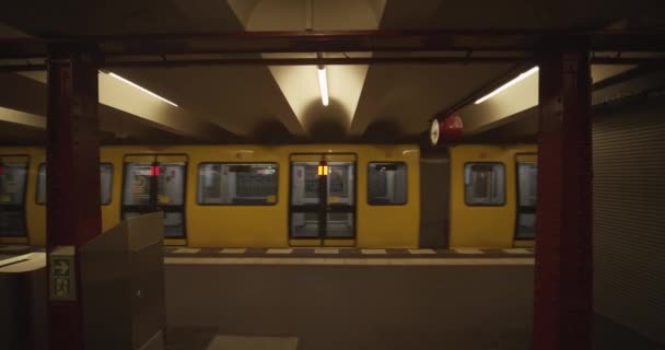 LOW MOTION: Metro subterrâneo dirigindo para a estação em Berlim, Alemanha, sem pessoas Passageiros durante o vírus COVID 19 Corona — Vídeo de Stock