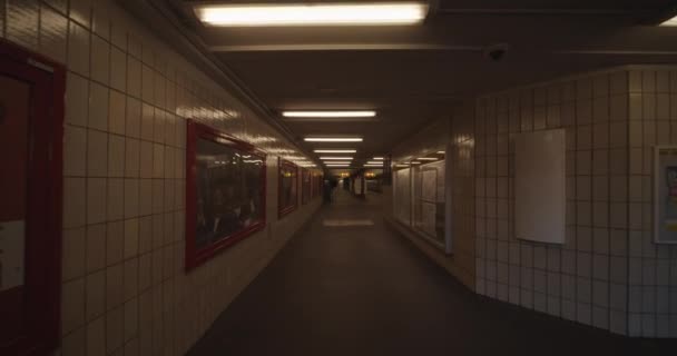 LOW MOTION: Vazio Berlim, Alemanha metrô subterrâneo sem pessoas durante COVID 19 Corona vírus — Vídeo de Stock