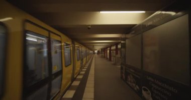 COVID 19 Corona Virüsü sırasında Berlin, Almanya 'da Yolcu Olmaksızın Metro İstasyonu' na giriyor. 