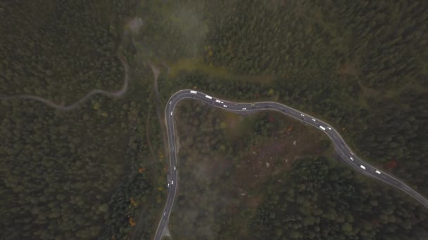 AERIAL: Widok z lotu ptaka na autostradzie w lesie, Góry z samochodami, ruch uliczny, Deszcz, Chmury — Wideo stockowe