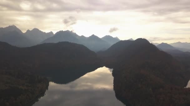AÉRIAL : Vol au-dessus du lac de montagne en Europe, Alpes allemandes avec réflexion et silhouette de montagne , — Video
