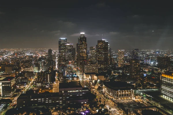Vista aérea del centro de Los Ángeles Skyline con luces de la ciudad desde la perspectiva aérea —  Fotos de Stock