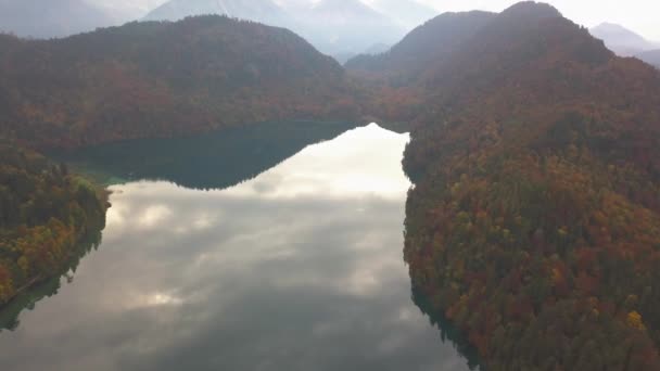 AERIAL: Flug über den Bergsee in Europa, deutsche Alpen mit Spiegelung und Gebirgssilhouette, — Stockvideo