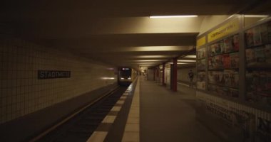 COVID 19 Corona Virüsü sırasında İnsansız Berlin, Almanya metrosu