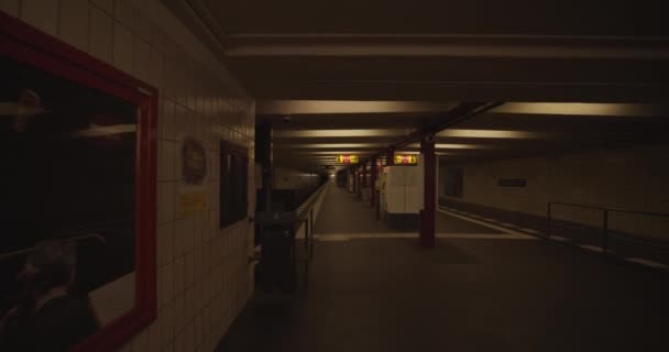 スローモーション:COVID 19コロナウイルス中に人がいないドイツ地下地下鉄の空のベルリン — ストック動画