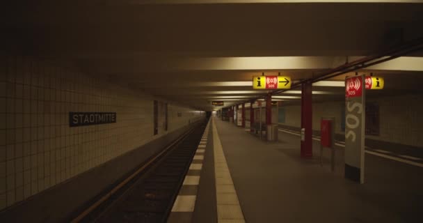 Empty Berlin, Γερμανία Underground Subway with No People during COVID 19 Corona Virus — Αρχείο Βίντεο