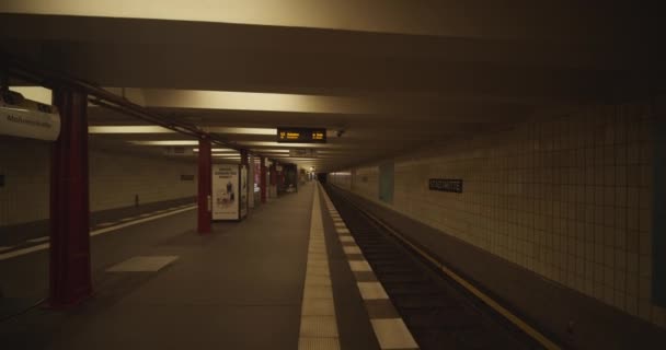 COVID 19中に人がいないドイツ地下鉄ベルリンの空コロナウイルス流行 — ストック動画