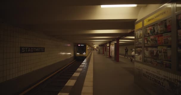 LOW MOTION: Vazio Berlim, Alemanha metrô subterrâneo sem pessoas durante COVID 19 Corona vírus pandemia — Vídeo de Stock