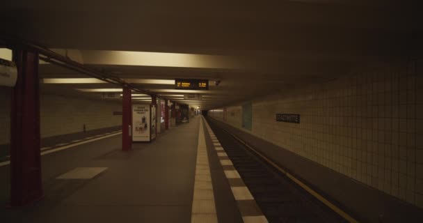 Movimiento lento: Metro subterráneo vacío de Berlín, Alemania, sin personas durante la pandemia del virus de la corona COVID 19 — Vídeo de stock